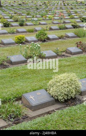 Cimitero di guerra di Kanchanaburi - il principale prigioniero del cimitero di guerra per le vittime della prigionia giapponese durante la costruzione della ferrovia birmana. Foto Stock