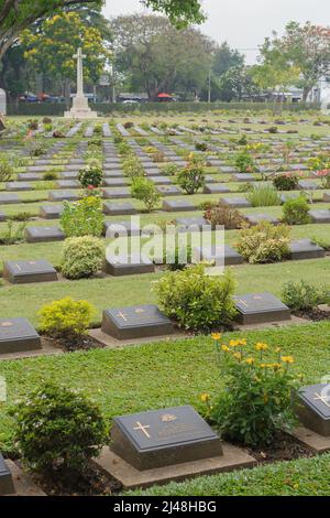 Cimitero di guerra di Kanchanaburi - il principale prigioniero del cimitero di guerra per le vittime della prigionia giapponese durante la costruzione della ferrovia birmana. Foto Stock