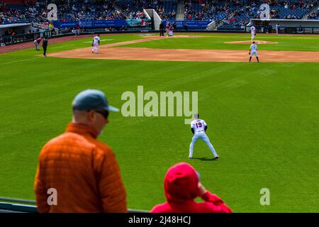 Reno, Stati Uniti. 12th Apr 2022. I tifosi hanno visto la partita di baseball di apertura tra Reno Aces e Sacramento Wild Cats presso il Greater Nevada Field. (Punteggio finale: Reno Aces 11-4 Sacramento Wild Cats). Credit: SOPA Images Limited/Alamy Live News Foto Stock