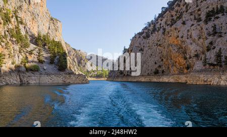 Due impronte d'acqua da una barca sull'acqua nel Green Canyon in Turchia Foto Stock