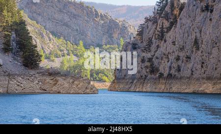 Due impronte d'acqua da una barca sull'acqua nel Green Canyon in Turchia Foto Stock