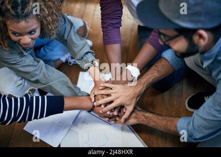 Insieme otterremo risultati ancora migliori. Scatto ritagliato degli studenti universitari che lavorano insieme in classe. Foto Stock