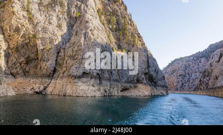 Due impronte d'acqua da una barca sull'acqua nel Green Canyon in Turchia Foto Stock