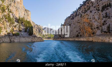 Due impronte d'acqua da una barca sull'acqua nel Green Canyon in Turchia Foto Stock