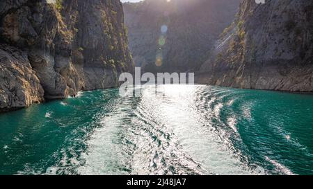 Due impronte d'acqua da una barca sull'acqua nel Green Canyon in Turchia Foto Stock