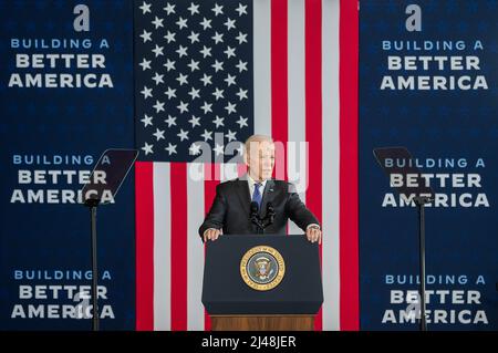 SUPERIOR, WISCONSIN, USA - 02 marzo 2022 - il presidente degli Stati Uniti Joe Biden commenta la costruzione di un'America migliore e la legge bipartisan sulle infrastrutture, Foto Stock