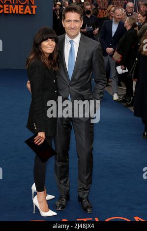 12 aprile 2022 - Londra, Inghilterra, Regno Unito - Claudia Winkleman e Kris Thykier partecipano alla prima del film di Operation mincemeat UK, Curzon Mayfair Foto Stock