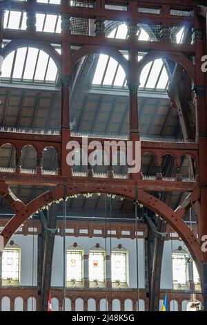 Dettagli architettonici della costruzione ad arco in legno dei corridoi della stazione ferroviaria centrale di Copenhagen. Copenaghen, Danimarca, Europa Foto Stock