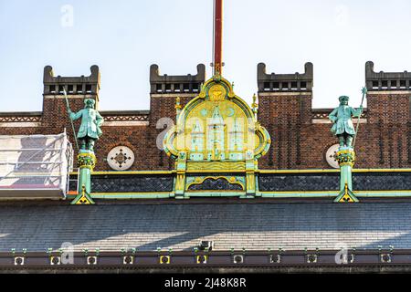 Statue e decorazioni dorate sul tetto del Municipio di Copenaghen. Copenaghen, Danimarca, Europa Foto Stock