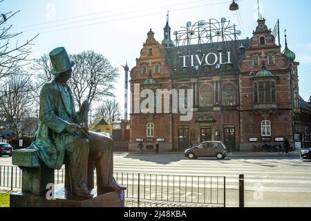 La facciata del H.C. Andersen Castello nei Giardini di Tivoli con la statua del famoso scrittore di fiaba Hans Christian Andersen. Copenaghen, Danimarca Foto Stock