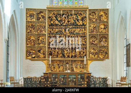La pala d'altare, che rappresenta la passione di Cristo, nel 23 carat foglia d'oro nella Cattedrale di San Canuto in Odense. Odense, Fyn, Danimarca, Europa Foto Stock