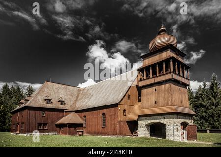 La chiesa di legno articolare nel villaggio Svaty Kriz, Slovacchia. Foto Stock