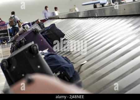 Atlanta, Stati Uniti. 12th Apr 2022. Dettaglio dei bagagli all'Aeroporto Internazionale Hartsfield-Jackson di Atlanta. (Foto di Camilo Freedman/SOPA Images/Sipa USA) Credit: Sipa USA/Alamy Live News Foto Stock