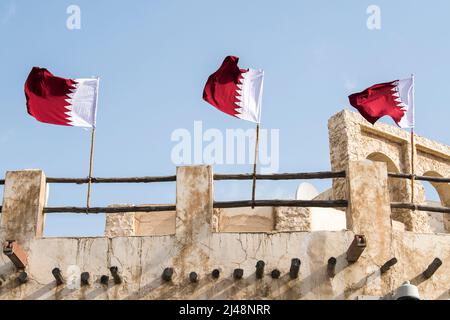 Doha,Qatar,Aprile 01,2022 : Vecchio mercato Souk Waqif decorato con bandiere nazionali Qatar. Foto Stock