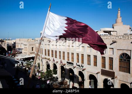 Doha,Qatar,Aprile 01,2022 : Vecchio mercato Souk Waqif decorato con bandiere nazionali Qatar. Foto Stock