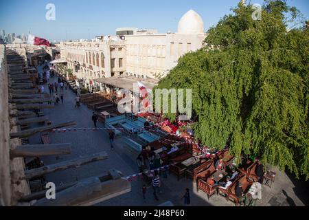 Doha,Qatar,Aprile 01,2022 : Vecchio mercato Souk Waqif decorato con bandiere nazionali Qatar. Foto Stock