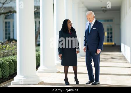 WASHINGTON DC, USA - 25 Febbraio 2022 - il presidente degli Stati Uniti Joe Biden cammina con il giudice Ketanji Brown Jackson lungo la West Colonnade della Casa Bianca, ven Foto Stock