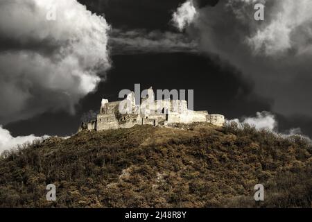 Antico castello storico sulla cima della collina. Castello di Plavecky in Slovacchia. Foto Stock