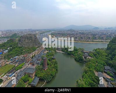 Guilin. 10th Apr 2022. Foto aerea scattata il 10 aprile 2022 mostra una vista del centro di Guilin, una località turistica nella regione autonoma di Guangxi Zhuang nella Cina meridionale. Credit: Yuyuyuyuyuyuyuyuyuyuyuyuyuyuyuy Foto Stock