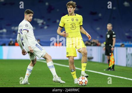 Fede Valverde del Real Madrid e Marcos Alonso del Chelsea durante la UEFA Champions League, quarti di finale, partita di calcio a 2nd gambe tra il Real Madrid e il Chelsea il 12 aprile 2022 allo stadio Santiago Bernabeu di Madrid, Spagna - Foto: Irina R. Hipolito/DPPI/LiveMedia Foto Stock