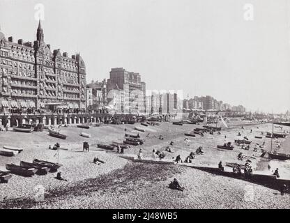 L'Hotel Metropole e la spiaggia, Brighton, East Sussex, Inghilterra, visto qui nel 19th secolo. Da tutta la costa, un Album di immagini da fotografie dei principali luoghi di interesse del mare in Gran Bretagna e Irlanda pubblicato Londra, 1895, da George Newnes Limited. Foto Stock