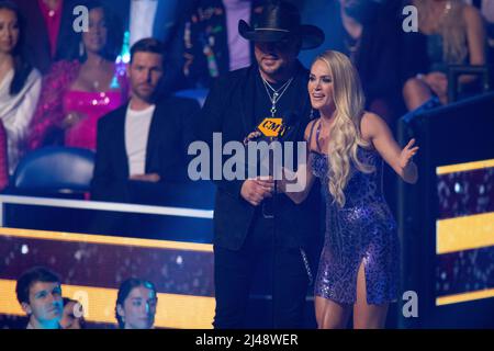 Nashville, Tenn. - 11 aprile 2022 Jason Aldean e Carrie Underwood accettano un premio durante i CMT Awards 2022 il 11 aprile 2022 presso l'Auditorium Municipale di Nashville, Tenn. Credit: Jamie Gilliam/The Photo Access Foto Stock