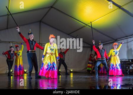 Una danza popolare di Uyghur eseguita da persone della regione di Xinjiang, Cina Foto Stock