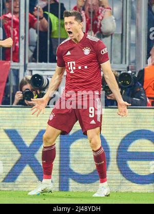 Monaco di Baviera, 12 aprile 2022. Robert LEWANDOWSKI, FCB 9 celebra il suo obiettivo, felice, ridere, celebrazione, 1-0 nella partita FC BAYERN MUENCHEN - FC VILLARREAL di calcio UEFA Champions League, quarto finale nella stagione 2021/2022 a Monaco di Baviera, 12 aprile 2022. Viertelfinale, FCB © Peter Schatz / Alamy Live News Foto Stock
