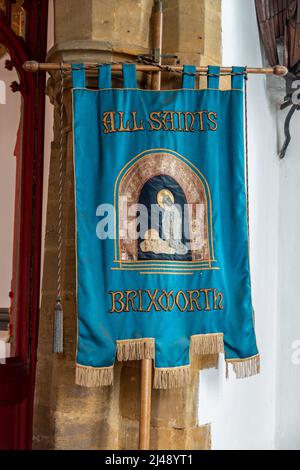 Pennant ricamato blu o bandiera per All Saints Church, Brixworth, Northamptonshire, Regno Unito Foto Stock