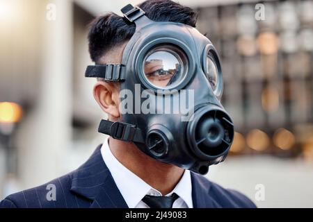 L'aria che respiriamo è diventata inquinata. Scatto di un giovane uomo d'affari in un cantiere edile utilizzando un tablet digitale. Foto Stock