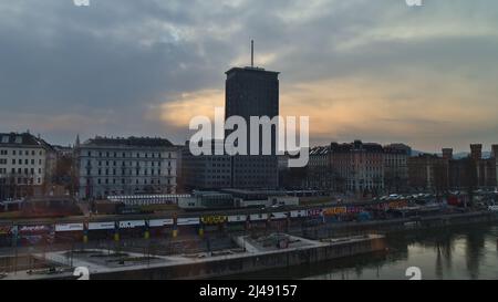 Vista dello skyline di Vienna, Austria nel pomeriggio con l'alto edificio Ringturm, sede del Gruppo assicurativo di Vienna, in giornata nuvolosa. Foto Stock