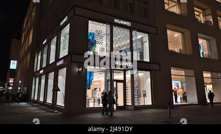 Vista di un negozio di punta gestito dalla società cinese Huawei Technologies nel centro di Vienna, Austria, presso la famosa via commerciale Kärntner Straße. Foto Stock