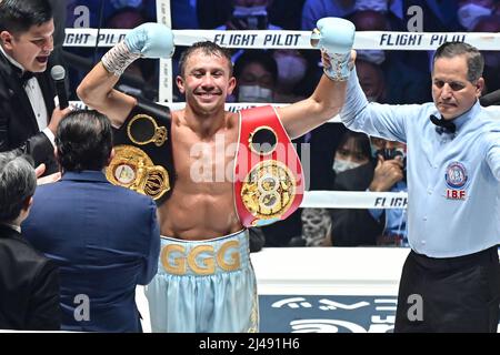 Gennadiy Golovkin del Kazakhstan festeggia dopo aver vinto il campionato di pesi medi WBA/IBF di boxe contro Ryota Murata del Giappone alla Saitama Super Arena di Saitama, Giappone, il 9 aprile 2022. Credit: Hiroaki Finito Yamaguchi/AFLO/Alamy Live News Foto Stock