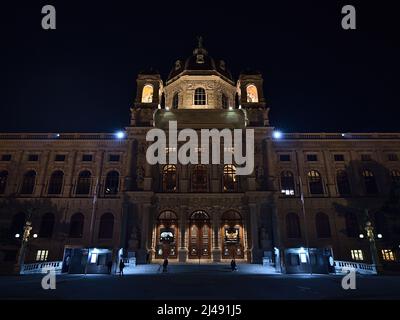 Vista frontale del famoso Museo Kunsthistorisches (storia dell'arte) nel centro storico di Vienna, Austria di notte con facciata illuminata. Foto Stock