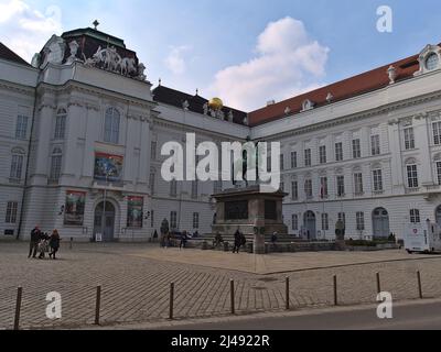 Vista della Biblioteca Nazionale austriaca, situata nell'Hofburg, nel centro storico di Vienna, in Austria, nelle giornate di sole con una statua equestre. Foto Stock