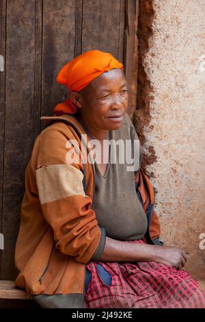 Patricia Nakabonye, circa 60, villaggio di Cyayove, settore di Mbazi, Huye. Suo marito e nove figli furono uccisi nel genocidio del 1994. È stata colpita con un machete e lasciata per morto. Si svegliò per ritrovarsi sotto un mucchio di corpi. Vive da sola. Ha il piccolo soffio per i sopravvissuti al genocidio. Il progetto e la formazione le hanno dato la fiducia di continuare. Ora ottiene un buon rendimento dalla sua terra. "Avevo molte mucche prima del genocidio e sono state tutte mangiate così, quando ALDI mi ha dato questa mucca, ne sono rimasto molto contento. Uso il concime sui miei campi e ora ottengo i buoni rendimenti. Ho anche un l Foto Stock