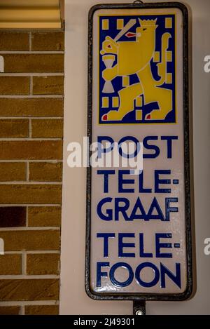 Hoorn, Paesi Bassi, marzo 2022. Insegne e cartelloni pubblicitari in vecchio smalto. Foto di alta qualità Foto Stock