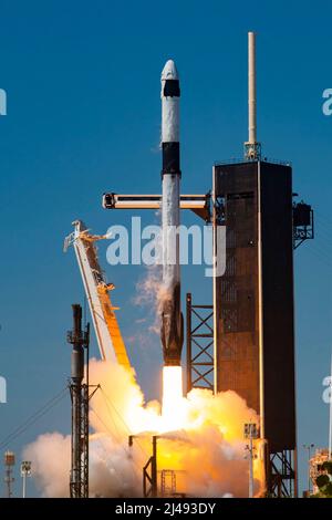 KENNEDY SPACE CENTER, FLORIDA, USA - 08 Aprile 2022 - un razzo SpaceX Falcon 9 che trasporta la navicella spaziale Crew Dragon della società è lanciato su Axiom Missi Foto Stock