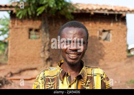 Jean Bosco Ngabonziza, 37 anni, sposato con 5 figli. Selezionato per IL programma ARDI perché era molto povero, dice che il progetto ha cambiato mentalità e con la formazione la sua produzione agricola è aumentata. Ora i suoi figli vanno a scuola. La sua nuova casa è stata pagata vendendo 6 capre allevate dalle capre che gli sono state date. Fotografia di Mike Goldwater Foto Stock