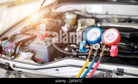 Controllo del condizionatore d'aria dell'auto, rilevamento delle perdite, riempimento del refrigerante. Foto Stock