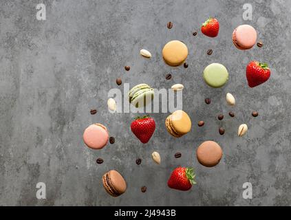 Macaron volanti con pistacchio, fragola e caffè. Foto Stock