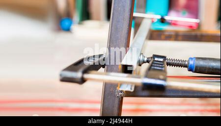 Il morsetto a C, pezzo a C, può essere utilizzato sia in legno che in acciaio. Foto Stock