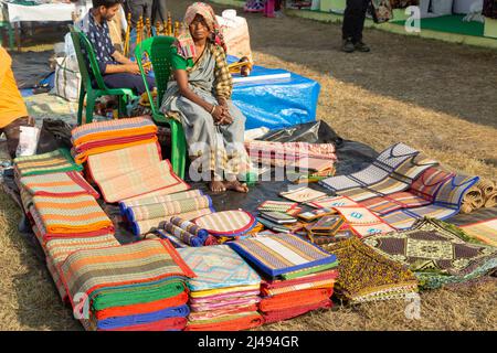 Donna rurale che vende articoli di iuta fatti a mano in una fiera artigianale a Kolkata, India. Foto Stock