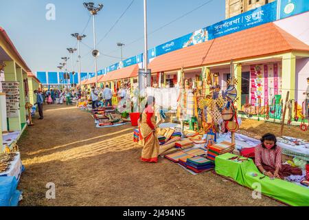 Fiera dell'artigianato con vista delle bancarelle che espongono oggetti artigianali in vendita a Kolkata, India Foto Stock