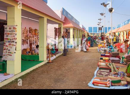 Fiera dell'artigianato con vista delle bancarelle che espongono oggetti artigianali in vendita a Kolkata, India Foto Stock