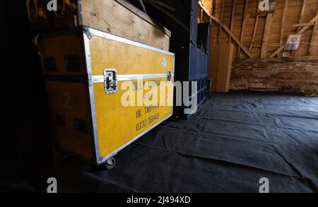 Custodia per il trasporto stenciled per il batterista Billy Cobham ma ora utilizzato da un dj britannico e in attesa in un fienile Suffolk Foto Stock