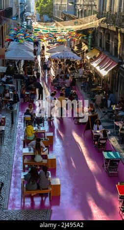 Festa popolare nel quartiere di Chiado, Lisbona, Portogallo. Foto Stock