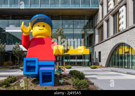 Billund, Danimarca. 12th Apr 2022. All'esterno degli edifici LEGO® Campus recentemente aperti a Billund, in Danimarca, tra cui una minifcifra molto grande Lego. Credit: Thomas Faull/Alamy Live News Foto Stock