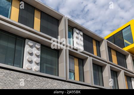 Billund, Danimarca. 12th Apr 2022. All'esterno degli edifici LEGO® Campus recentemente aperti a Billund, in Danimarca, tra cui una minifcifra molto grande Lego. Credit: Thomas Faull/Alamy Live News Foto Stock