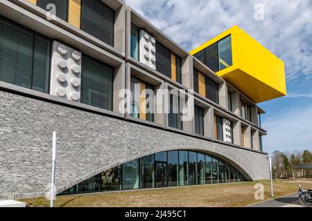 Billund, Danimarca. 12th Apr 2022. All'esterno degli edifici LEGO® Campus recentemente aperti a Billund, in Danimarca, tra cui una minifcifra molto grande Lego. Credit: Thomas Faull/Alamy Live News Foto Stock